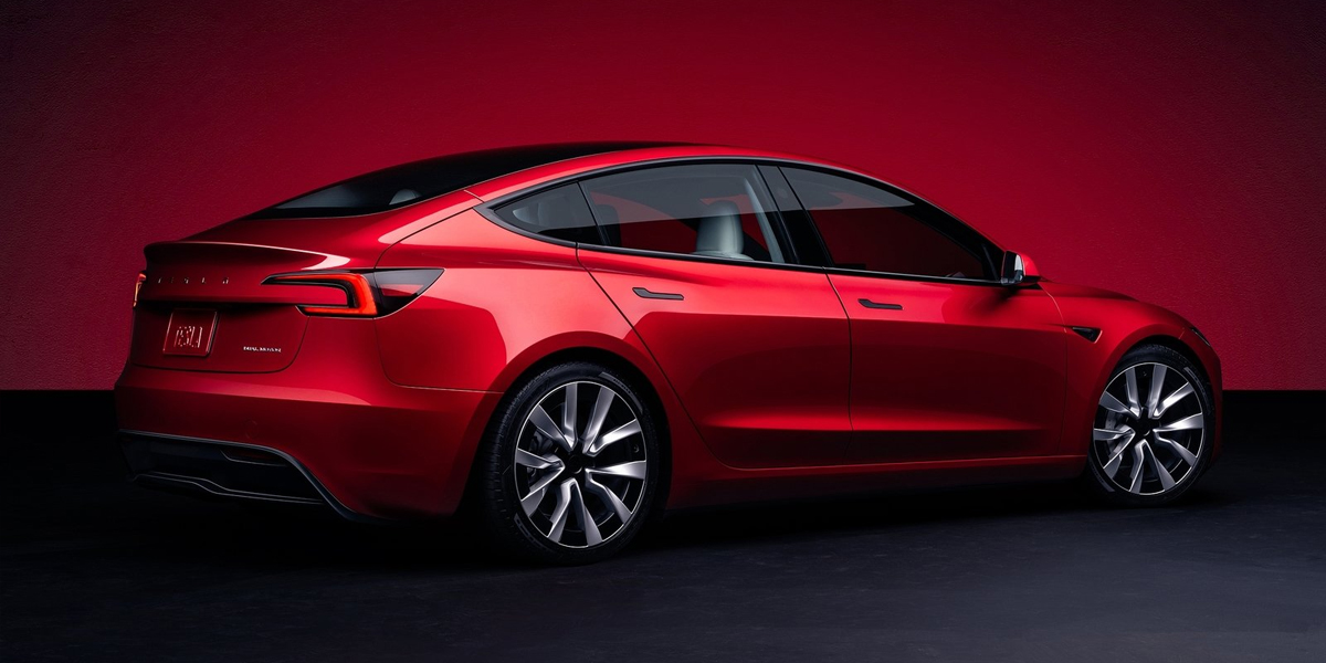 GoGreenLeasing's tweet image. #Tesla has given the popular Model 3 a brand-new facelift. 💡

The updated #EV can now travel up to 423 miles on a single charge thanks to a more aerodynamic exterior. 🔋

Read more here &amp;gt; gogreenleasing.co.uk/blog/revamped-…

#Cars #Model3