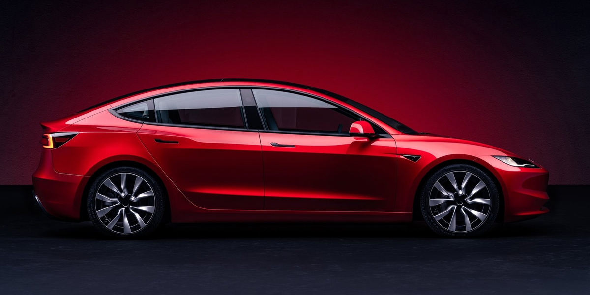 GoGreenLeasing's tweet image. #Tesla has given the popular Model 3 a brand-new facelift. 💡

The updated #EV can now travel up to 423 miles on a single charge thanks to a more aerodynamic exterior. 🔋

Read more here &amp;gt; gogreenleasing.co.uk/blog/revamped-…

#Cars #Model3