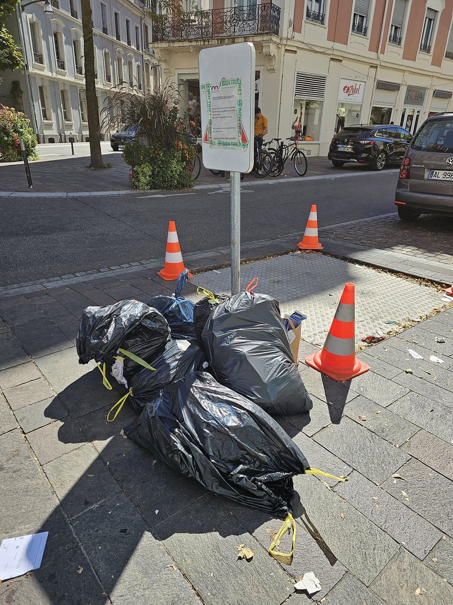 koubinho's tweet photo. @mulhouse @visitmulhouse @LesVitrinesM les jours se suivent et se ressemblent. Va-t-il falloir que j'emmène les déchets devant la mairie pour que vous agissiez ?
Qu'en penses-tu @ladylazarus68 ? https://t.co/QvyE8FDhde
