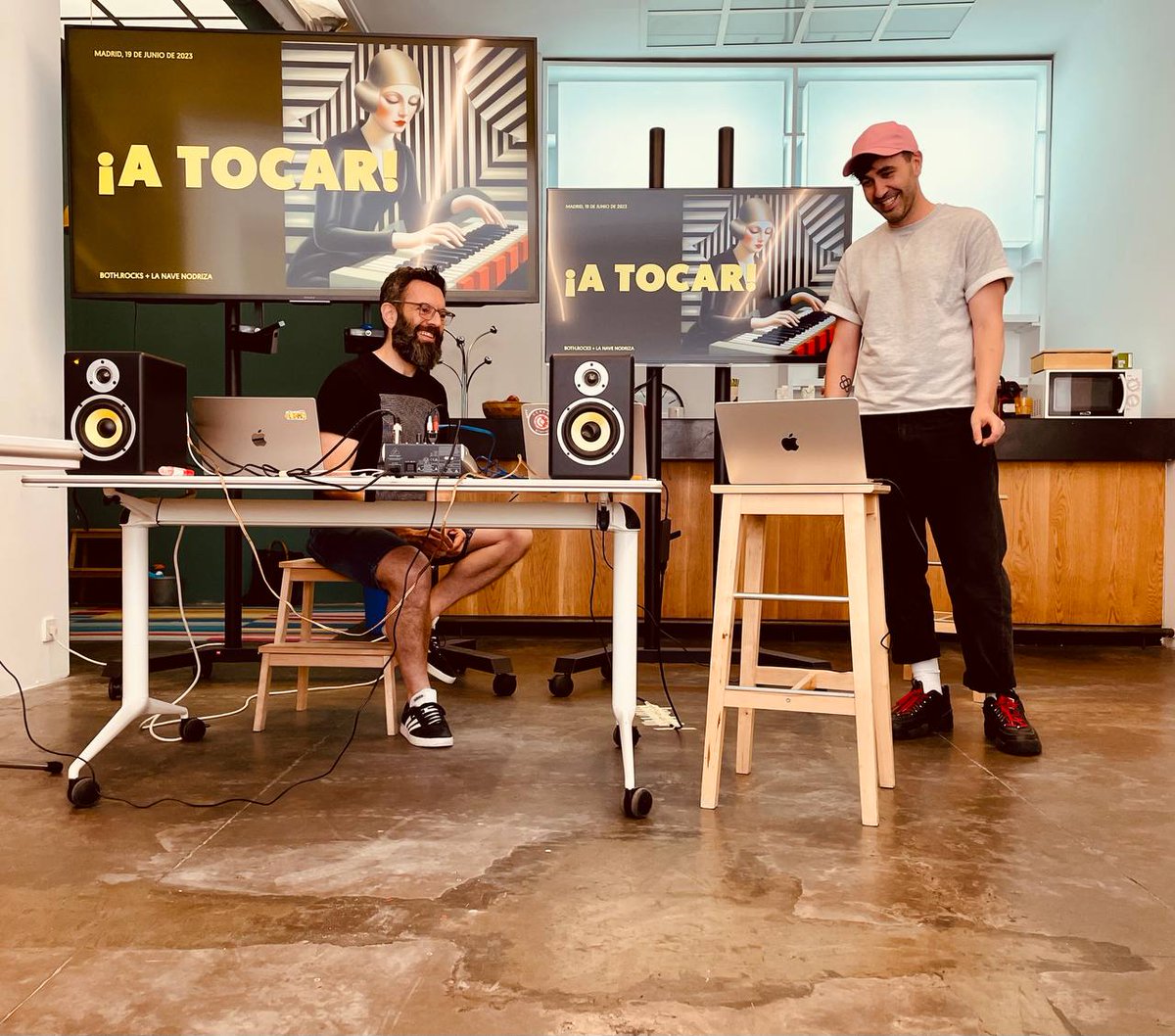 Nodrizismo's tweet photo. 🎸 Vuelve "Maquinito Sound; Composición y Producción Musical Asistidas por IA".

El taller en el que junto a @bothrocks exploramos cómo funcionan las últimas herramientas utilizadas para sintetizar sonidos, componer canciones y producir música. 🤘https://t.co/r52tMvpAlN https://t.co/eFzuZTjDyF
