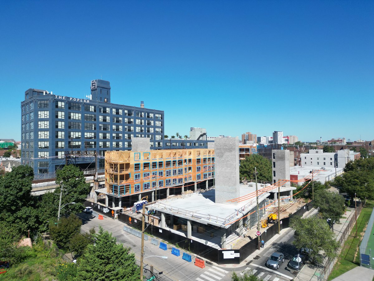 RisingRealEst's tweet photo. Construction is in full force over at The Darien at 9th and Poplar. This 212-unit project is composed of two structures and is replacing some vacant lots https://t.co/Psdnuye8DW