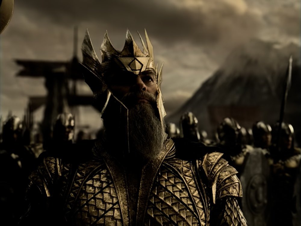 RSTSnyderVerse's tweet photo. This is supposed to be the same armor that was passed down through the line of kings, which looked like (again not a green jumpsuit) this: https://t.co/sExc7B10iq