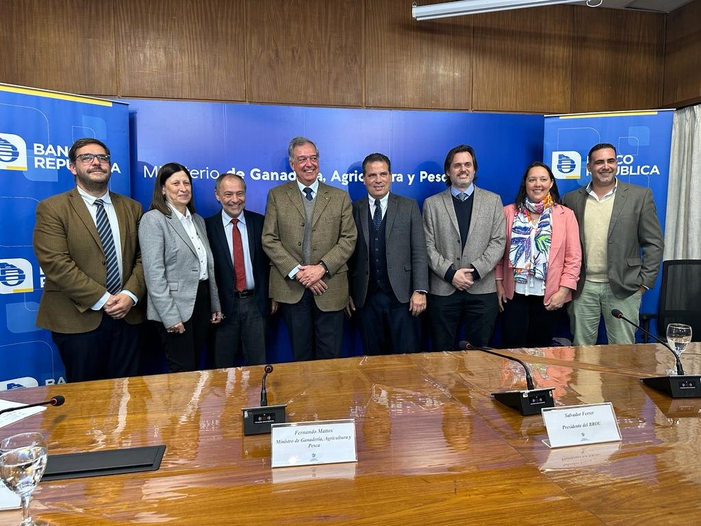 Firma Convenio entre <a href="/MGAPUruguay/">MGAP</a>-DIGEGRA y el <a href="/BROU_uy/">Banco República</a> para facilitar el acceso a créditos del sector granjero con tasas preferenciales en el marco del Fideicomiso de Garantía de la Granja
<a href="/LuisCarresse/">Luis María Carresse</a>, <a href="/ignacio_buffa/">juan ignacio buffa</a>, <a href="/nchiesa/">Nicolas Chiesa</a>, <a href="/IngAgrNataliaM1/">Ing.Agr.NataliaMartinez</a>,<a href="/SalvadorFerrer7/">Salvador Ferrer</a> <a href="/MaxSapolinski/">Max Sapolinski</a>