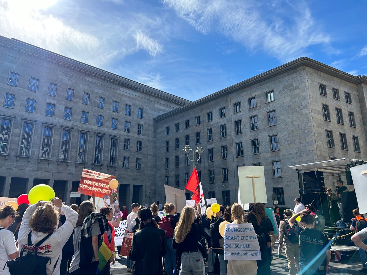 TobiasBtow's tweet photo. #Democracy, ain‘t no better. 

Die Zukunftshoffnungen junger Menschen liegen auf dem Bundestag. Das Europäische Jahr der Jugend darf keine Eintagsfliege sein! Viele Partner @ofaj_dfjw demonstrieren für Demokratie, Jugendarbeit &amp; Jugendaustausch in #Berlin. @DBJR_ @dsj4sport https://t.co/ljVyJef8Np