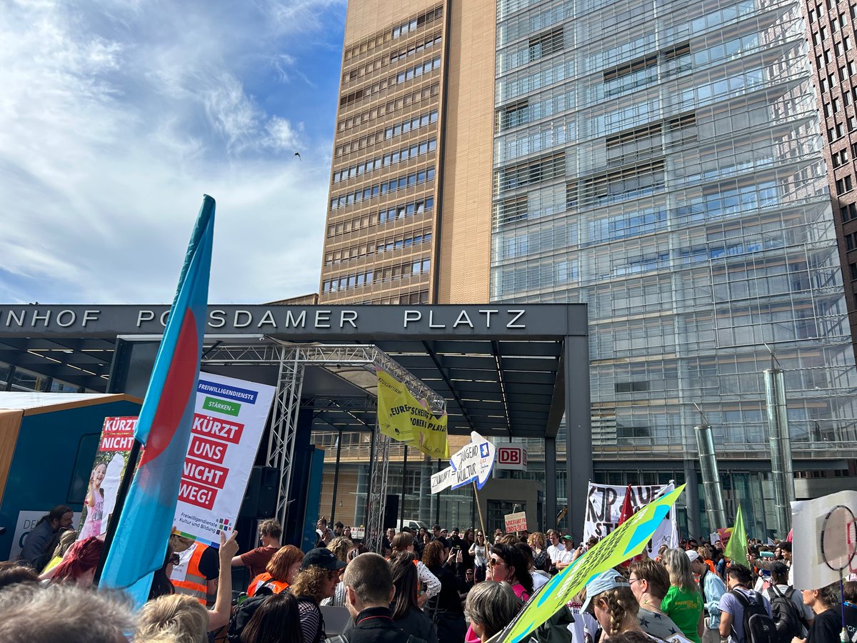 TobiasBtow's tweet photo. #Democracy, ain‘t no better. 

Die Zukunftshoffnungen junger Menschen liegen auf dem Bundestag. Das Europäische Jahr der Jugend darf keine Eintagsfliege sein! Viele Partner @ofaj_dfjw demonstrieren für Demokratie, Jugendarbeit &amp; Jugendaustausch in #Berlin. @DBJR_ @dsj4sport https://t.co/ljVyJef8Np