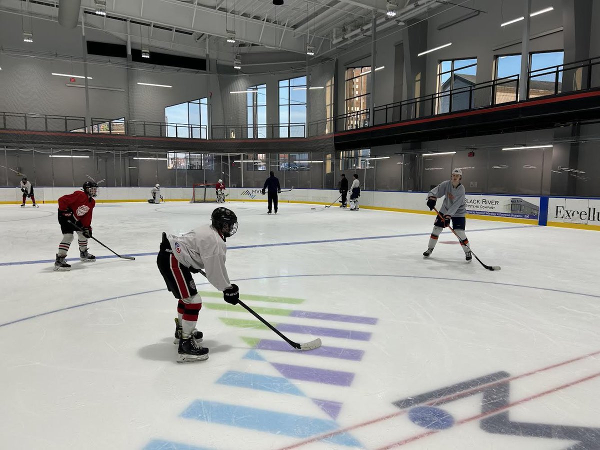 UticaMensHockey's tweet photo. It’s been a pleasure for our guys to coach the @UticaJrComets youth teams each week. The future of hockey in Utica is bright! @UticaComets @uticauniversity @Utica_Pioneers @WKTVSports 

#WeAreUtica #PioneerHockey https://t.co/XgBkbC5xuU