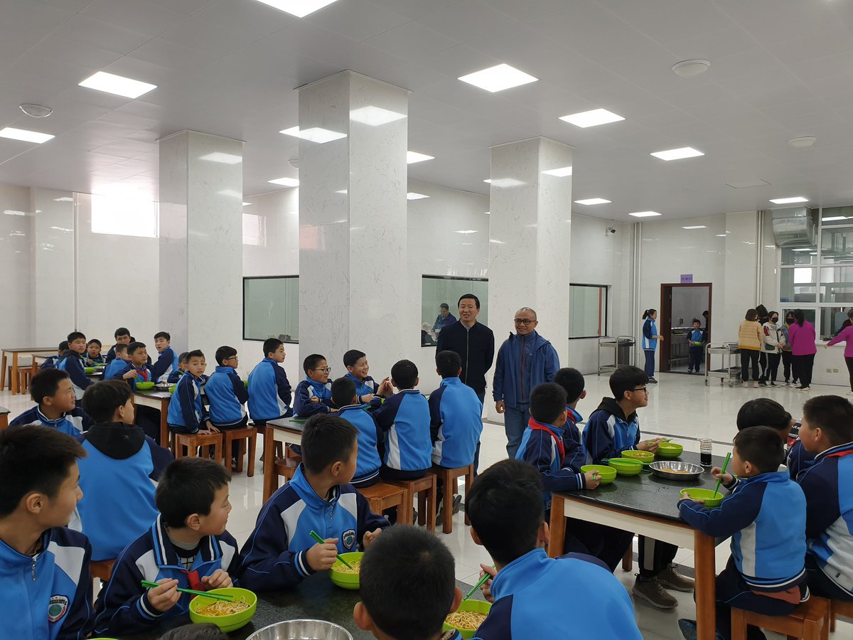 AzzamIzzulhaq's tweet photo. MENGINTIP CHINA

‘Kesalutan’ dan kepenasaran saya terhadap SDM dari China yg ‘mendunia’ membawa saya mengunjungi institusi yg ‘menciptakan’-nya, yaitu sekolah. Bukan di kota besar yg mungkin saja banyak ‘gimmick’-nya. Saya datangi sebuah sekolah di pelosok daerah Linxia, kurang lebih 150 km dari Lanzhou, ibukota Provinsi Gansu. Saya tidak mengirimkan surat resmi untuk berkunjung. Tidak pula melakukan temu janji dengan pihak sekolah atau pemerintah daerah agar semuanya bisa saya lihat secara natural.

Pihak sekolah yg saya datangi juga terkaget. Namun qaddarullah, mereka welcome dan mempersilakan saya menyaksikan sekolahnya.

Dan, masya Allah. Saya menyaksikan bagaimana seriusnya sekolah menciptakan generasi yg akan mengglobal itu. Dari mulai tingkat terendah, Taman Kanak-kanak hingga SMA memang ‘ngeri’ sistem pendidikannya.

Dari mulai TK, anak-anak sudah dilatih sedemikian rupa untuk mandiri. Saya tidak menyaksikan orangtua menunggui anaknya sekolah. Mereka bermain, belajar, menghafal (salah satu yg sering jadi bahan diskusi panjang di kita yaitu buat apa menghafal? Di China malah mereka ‘dipaksa’ menghafal), makan, tidur siang, dan beragam aktivitasnya secara mandiri namun sangat-sangat tertib. 

Jam belajar mereka akan belajar dengan serius. Jam main mereka juga main serius. Setiap pagi mereka olahraga. Kerapihan kelas juga luar biasa. Kebersihan lingkungan pendidikan juga begitu hebatnya. Dan semua itu dilakukan dari siswa, oleh siswa dan untuk siswa. Tidak ada ‘Om OB’ atau ‘Tante Dapur’ di sana.

Mereka menjalankan kurikulum yg memang terintegrasi dengan soft skill dan hard skill yg dibutuhkan oleh negara China untuk ‘menguasai dunia’. Dan memang sedari dini mereka ‘dipaksa’ untuk menjadi penguasa. Di sekolah kampung yg saya kunjungi itu seakan-akan tidak ada ceritanya akan lahir generasi ‘sandwich’ atau ‘strawberry’. 

Pemetaan minat dan bakat dilakukan sejak dini yg kemudian mereka ‘dijuruskan’ pendidikannya sesuai dengan minat dan bakat mereka juga sedari dini. Entrepreneurship dan pelatihan kepemimpinan juga masuk sebagai intrakurikuler wajib yg ‘memaksa’ mereka untuk menjadi penguasa sejak kecilnya.

Rasanya terlampau banyak yg ingin saya ceritakan secara lengkap, namun apalah daya. Intinya, memang China serius mengekspansi dunia dengan menyiapkan generasi-generasinya di mulai dari sekolah dan pendidikannya.

Jika kita lihat sekarang banyak yg mungkin unskill bekerja di negara-negara di luar China saja sudah ketar-ketir. Perhatikan saja 10-15 tahun yg akan datang. 

Saya yakin, jika kita hanya duduk terpaku merenungi nasib diri, atau hanya bisa misuh-misuh tak karuan, kita akan semakin jauh tertinggal di belakang mereka. Kita hanya akan jadi pengekor mereka saja.

Jika kita tak berubah dan mulai menyiapkan diri dan generasi di bawah kita untuk ‘melawan’ arus global ekspansi China, terus terang kita akan habis begitu saja.

Maka bagi saya, arus SDM dari China yg menggurita ini ‘positif’. Positif agar kita ‘aware’ kemudian mau memicu dan memacu diri untuk bersegera berubah. Kita santai mereka berlari. Kita ngopi mereka justru memproduksi.

Dan khususnya kita bangsa yg besar ini, kita masih punya banyak kesempatan untuk terus berbenah dan menyiapkan diri. Bagi saya, sejarah orang China menguasai dunia itu sudah terjadi. Giliran mereka sudah selesai dan jangan diulangi lagi. 

Masa depan menjadi ‘penguasa dunia’ itu adalah gilirannya kita. Dengan catatan, kita harus berani melayakkan diri menjadi ‘penguasa’.