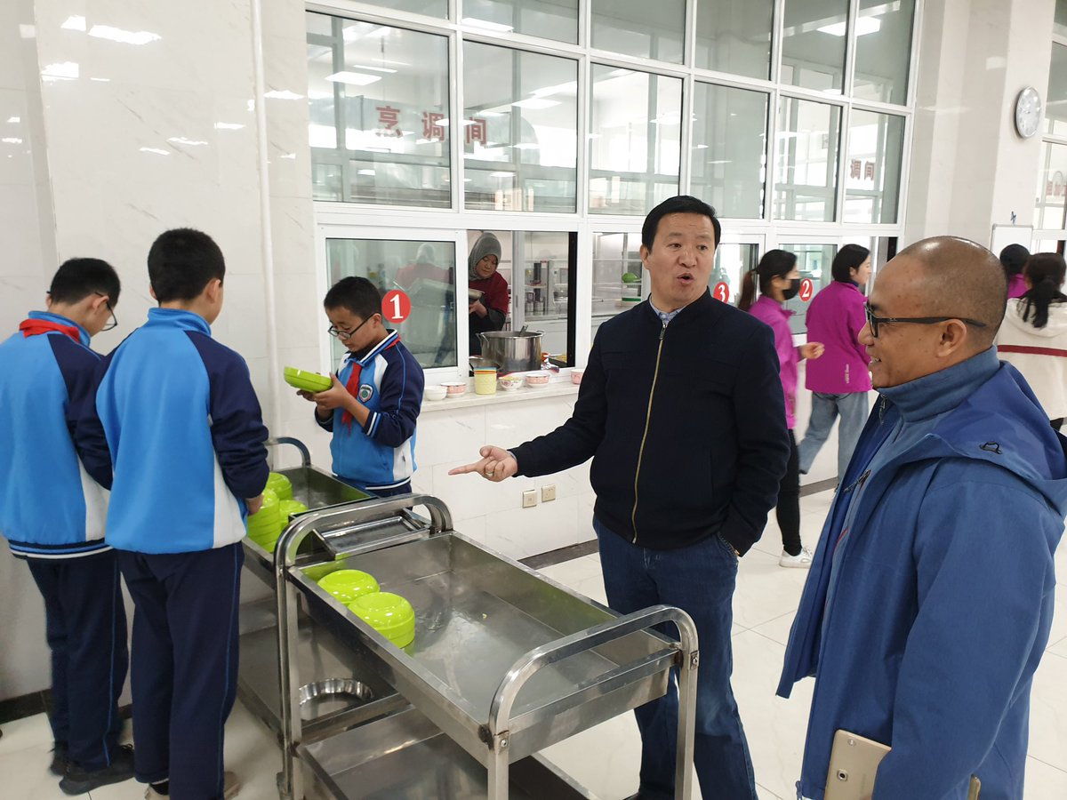 MENGINTIP CHINA

‘Kesalutan’ dan kepenasaran saya terhadap SDM dari China yg ‘mendunia’ membawa saya mengunjungi institusi yg ‘menciptakan’-nya, yaitu sekolah. Bukan di kota besar yg mungkin saja banyak ‘gimmick’-nya. Saya datangi sebuah sekolah di pelosok daerah Linxia, kurang