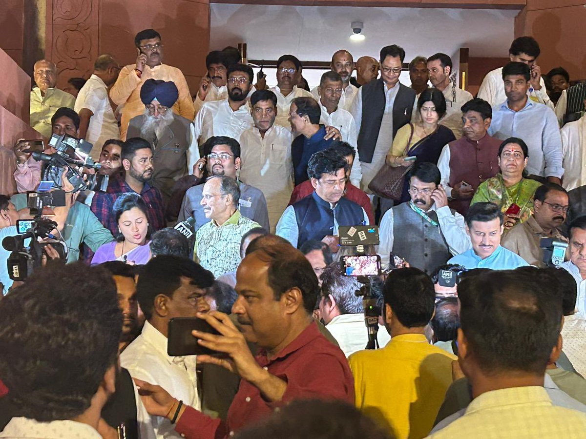 कल का दिन देश के इतिहास में स्वर्णअक्षरों से लिखा जाएगा।

कल गणेश चतुर्थी थी, कल नए सदन में कार्य का श्री गणेश हुआ और कल ही के दिन वर्षों से लंबित महिलाओं को आरक्षण देने का बिल इस सदन में पेश हुआ: श्री <a href="/AmitShah/">Amit Shah</a>