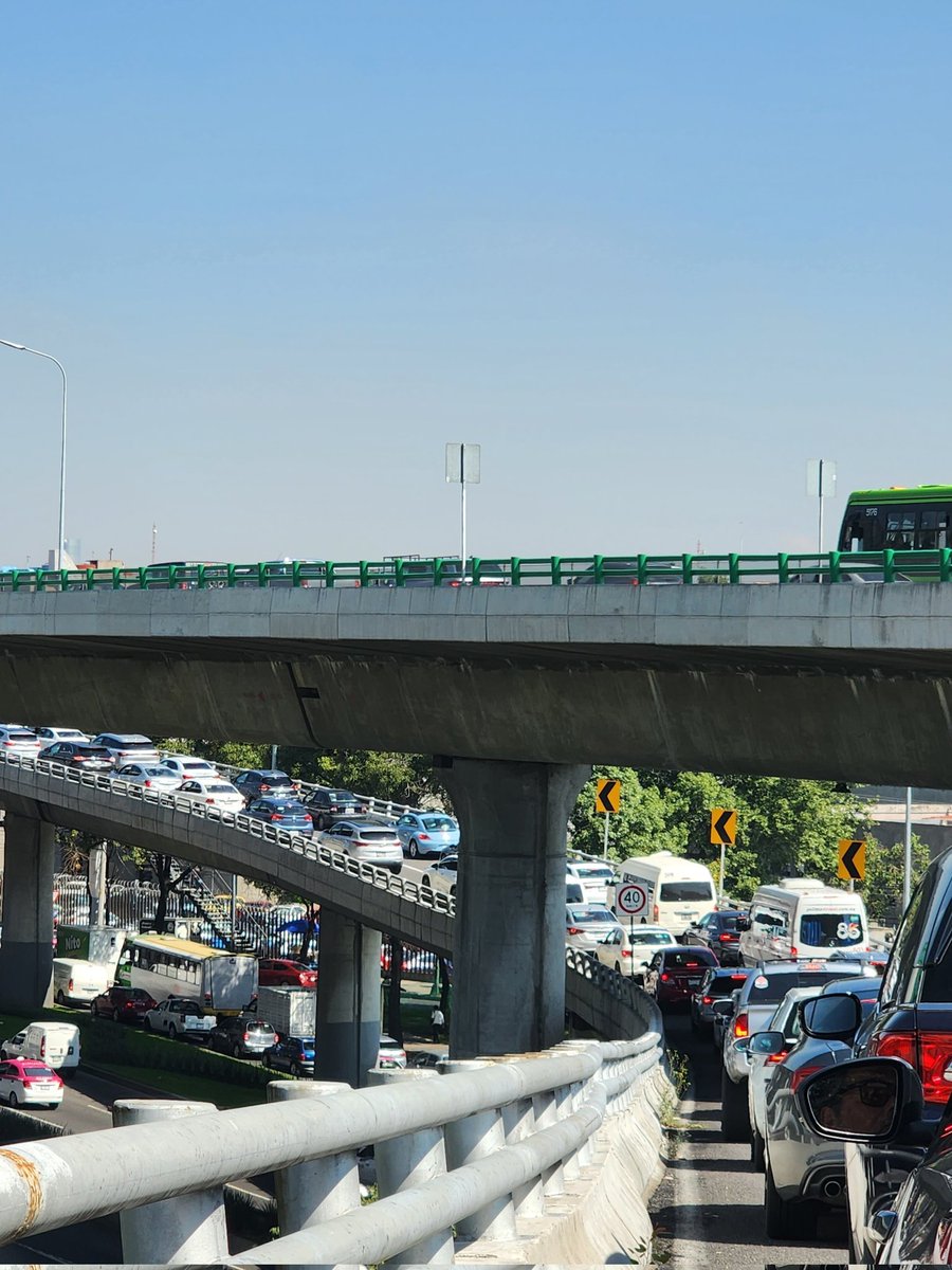 AngelloMtz's tweet photo. Tráfico totalmente detenido en 2o. Piso de periférico desde el acceso de viaducto tlalpan dirección norte. Llevamos horas aqui https://t.co/0tHjAQ1dqC