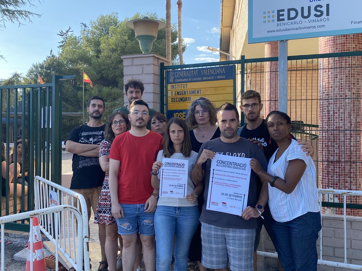lluismarco's tweet image. Concentració del professorat de Cicles Formatius en protesta pel caòtic inici de curs. @Vinaros_Ajunt @GVAeducacio @STEPV_Iv @feccoo @UGTPV #Errades #Ensenyament #Concentració