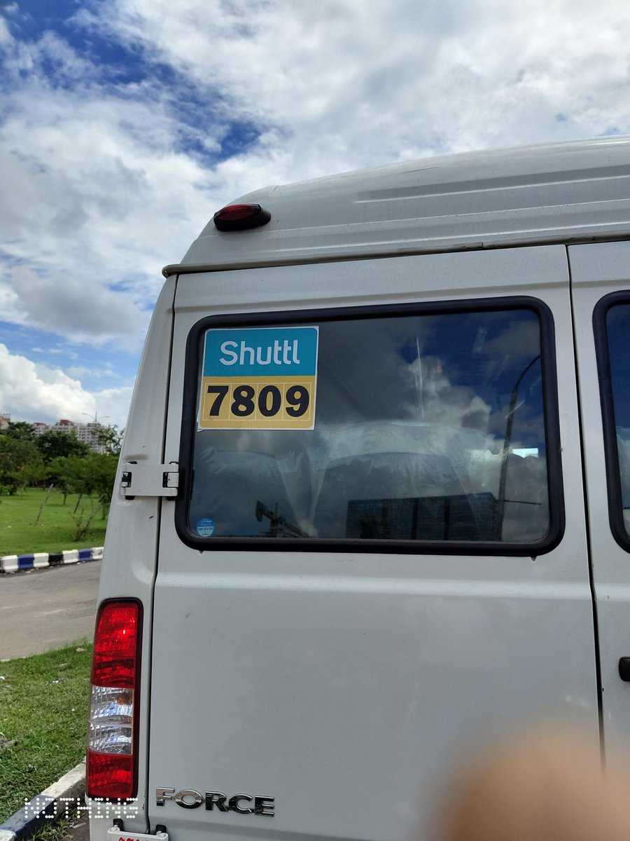 iAsIndrajit's tweet photo. @Shuttl_Ind  this driver of Shuttl no 7809, vehicle no WB 17 7809 damaged my car while forcefully trying to overtake from the wrong side. The video has the location lat-long &amp; timestamp. I need to claim from the 3rd party insurance of this vehicle. let me know if you need an FIR. https://t.co/6heNG9LhJc