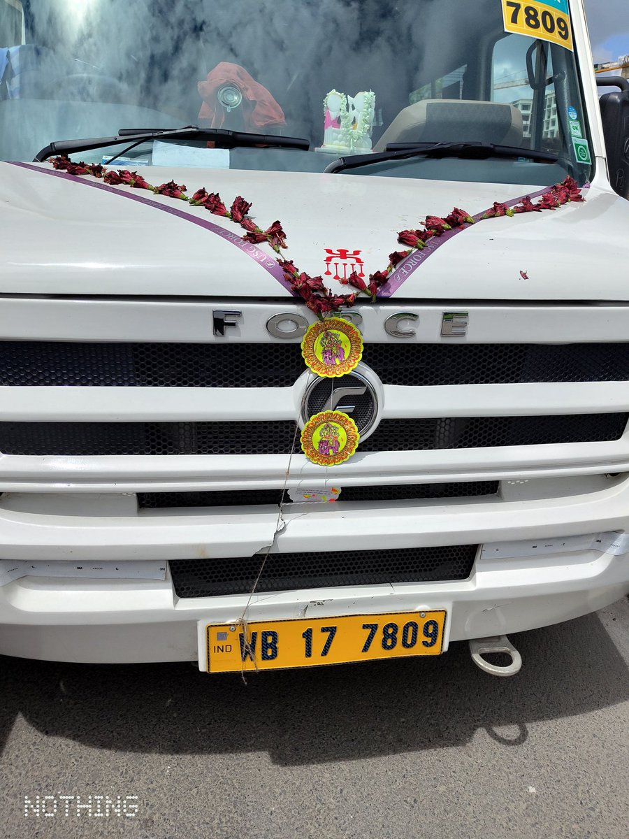 iAsIndrajit's tweet photo. @Shuttl_Ind  this driver of Shuttl no 7809, vehicle no WB 17 7809 damaged my car while forcefully trying to overtake from the wrong side. The video has the location lat-long &amp; timestamp. I need to claim from the 3rd party insurance of this vehicle. let me know if you need an FIR. https://t.co/6heNG9LhJc