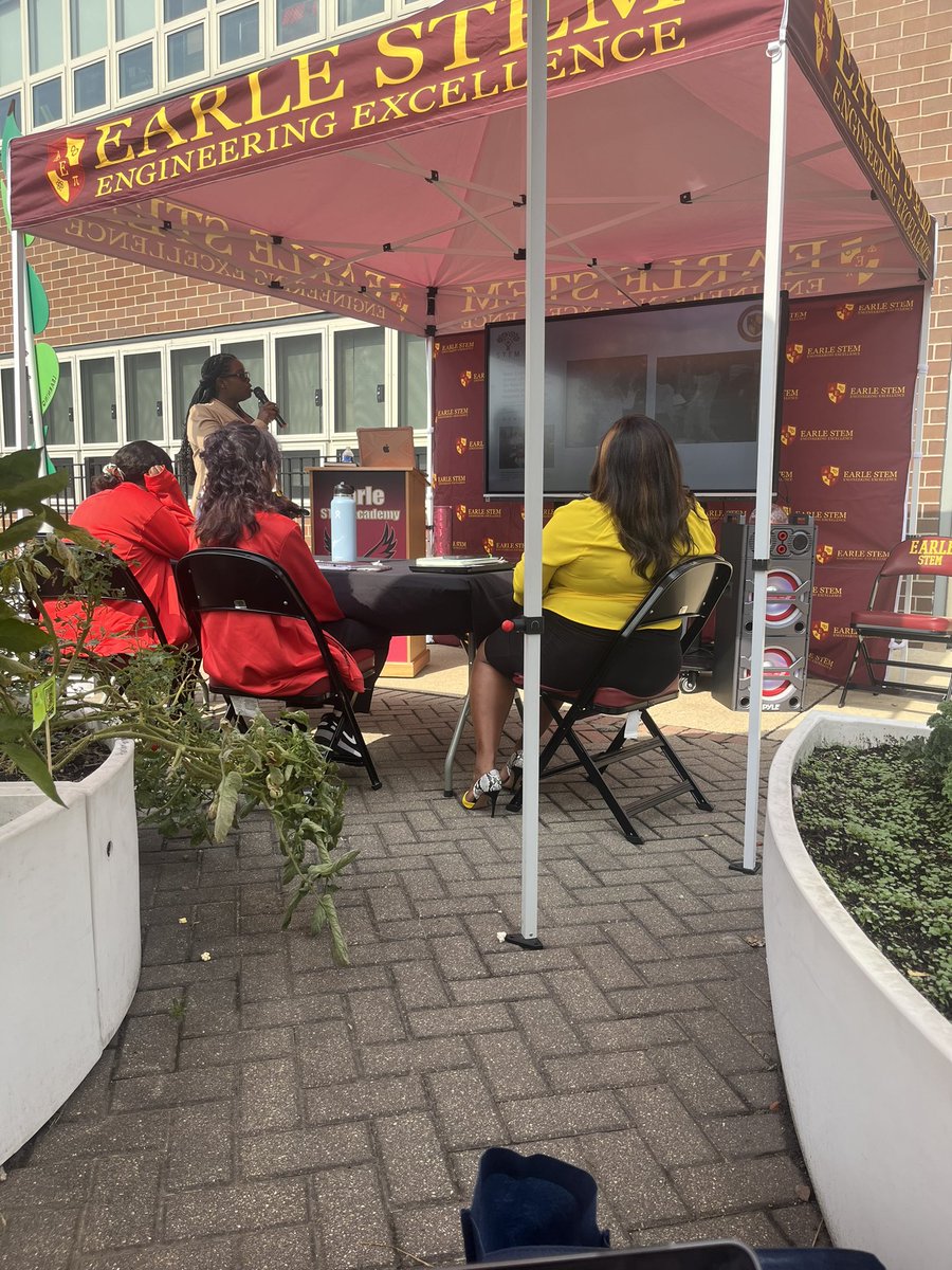 EarleStem's tweet photo. ๐ฑ๐ Exciting News! ๐ฟOur Learning Garden is not just a place of natural beauty but also a place of hands-on learning. Today's professional learning taking place in our Learning Garden ๐ฑ๐#eaglementality #EarleSTEM https://t.co/ThYlUWc1VM