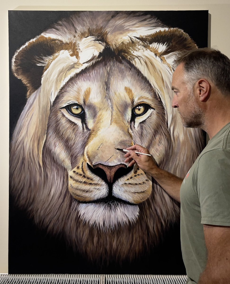 Alex the lion continues to take shape on the old easel today and soon I’ll be able to get stuck in with the all important details! Can’t wait, it’s the best bit 😊