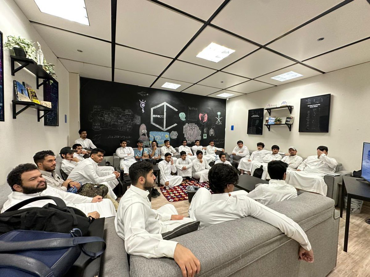 ftcksu's tweet image. في احد جوانب فعاليات النادي لهذا الاسبوع ✨️

نقلو لنا اعضاءنا الرهيبين سلطان العنبري و صالح الهدلق واقع تجربتهم عن منصة Github 
في دورة تثقيفية عن المنصة 😍

 وكيف نقدر نستفيد منها ونفعلها بشكل اكبر كطلاب بمجال الحاسب 🚀 .