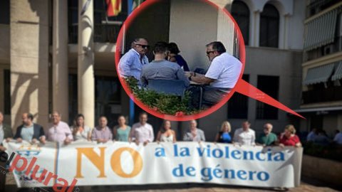 nenedenadie's tweet photo. ⛔️ INDECENTES 👇🏻

➖Intolerable gesto de Vox en un minuto de silencio por las víctimas de violencia machista.

➖El pasado 12 de septiembre, puede verse cómo los dos concejales de Vox estaban en el bar de al lado del Consistorio, ajenos al acto en señal de repulsa contra la violencia machista. 
https://t.co/cluG6r9bdk