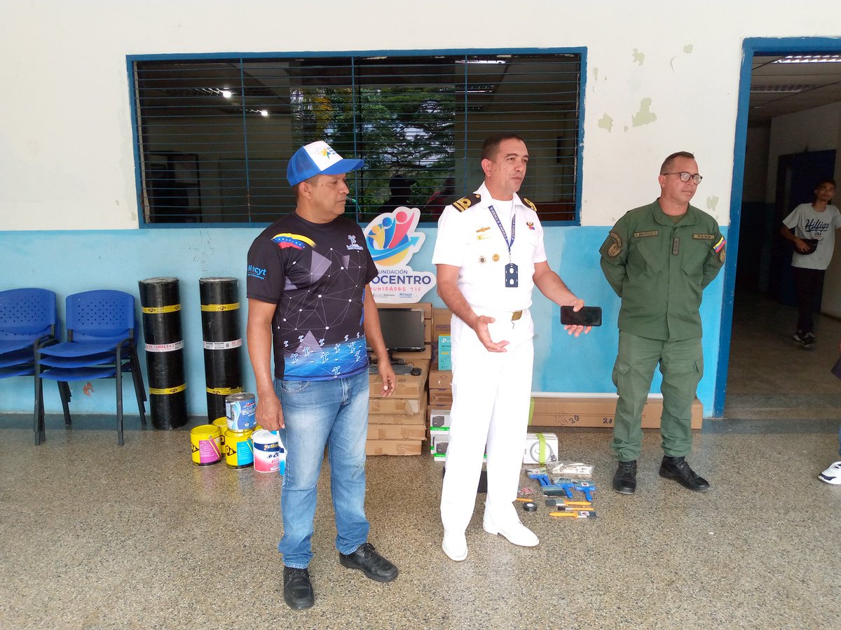 El TN. Eduardo Palacio Decano UNEFA Núcleo Yaracuy, recibe a la Lcda. Yeudi Parra y Al Lcdo. Cesar Chirinos, representando al Ministerio de Ciencia y Tecnología de igual manera a la sra. Beatriz Griman y al concejo comunal del sector Jobito entregando material para el INFOCENTRO.