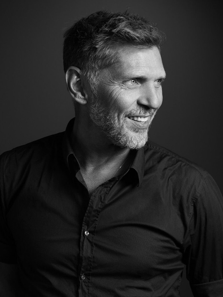 Dag lieve strijder! Je was een van de meest bijzondere mensen. In ieders gebrek ontdekte je schoonheid. “Ik zie het wel,” zei je, “maar ik heb er geen oordeel over.” Daarom durfden wij ons aan je te laten zien. Moedig en vrolijk tot het laatst. Dank je wel, Erwin.
