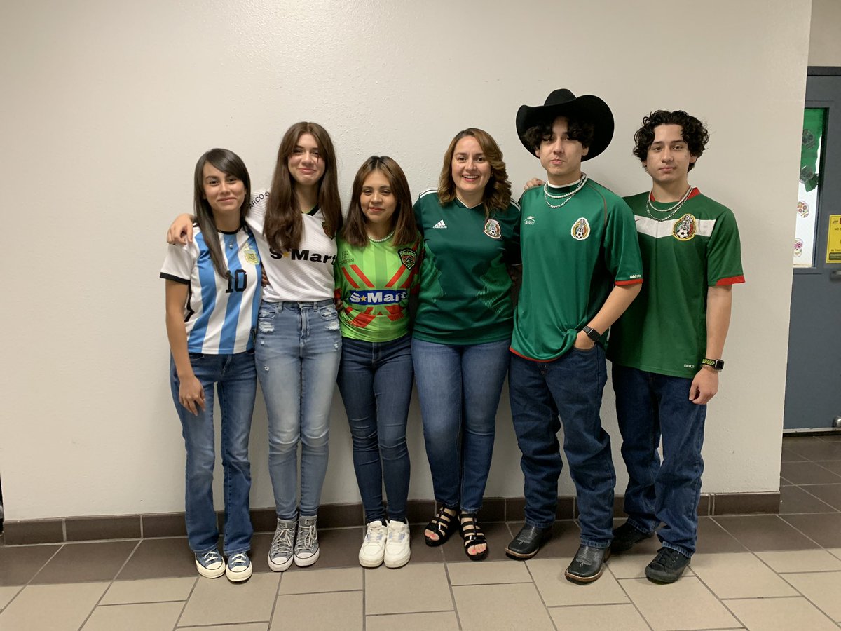 PAlcaraz_AHS's tweet photo. Hispanic Heritage Week ❤️ here at Americas High school 🤩 https://t.co/W0LXA1L9s7