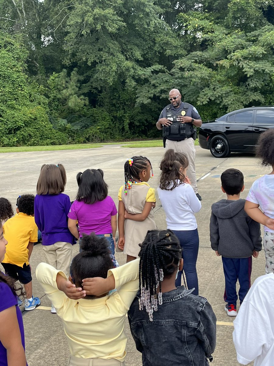 JelksS107's tweet image. Community Helpers with our very own Fulton County Schools Police officer.@HEHElementary Thanks Detective David!