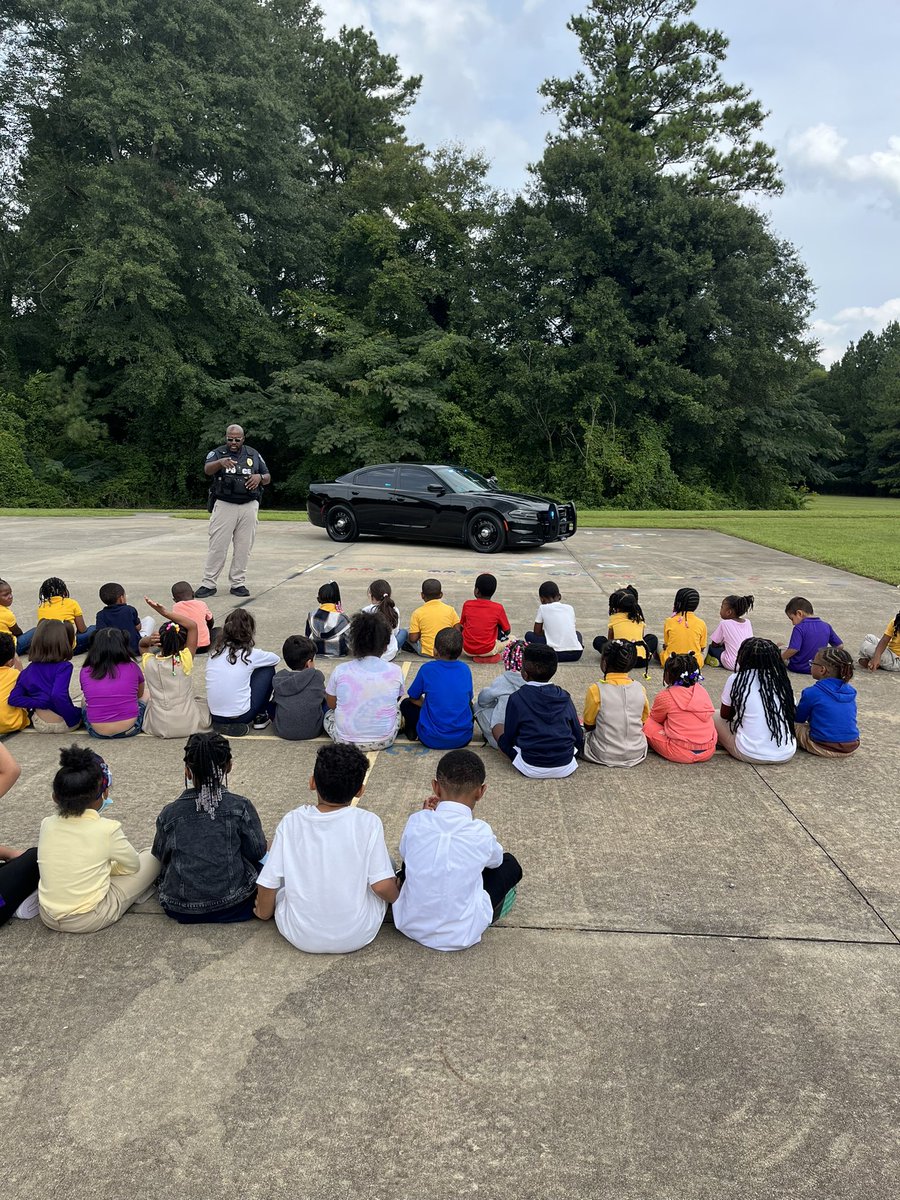 JelksS107's tweet image. Community Helpers with our very own Fulton County Schools Police officer.@HEHElementary Thanks Detective David!