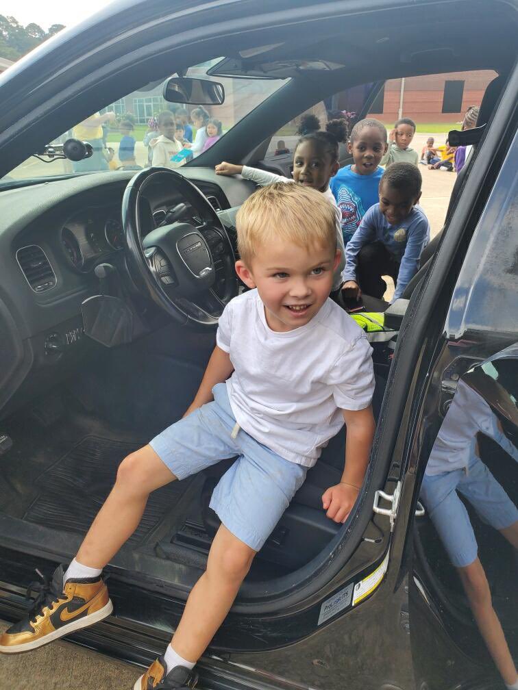 JelksS107's tweet image. Community Helpers with our very own Fulton County Schools Police officer.@HEHElementary Thanks Detective David!