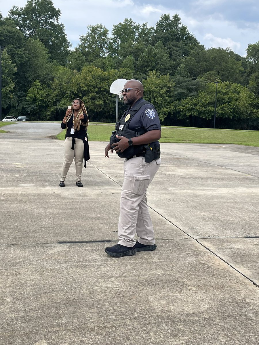 JelksS107's tweet image. Community Helpers with our very own Fulton County Schools Police officer.@HEHElementary Thanks Detective David!