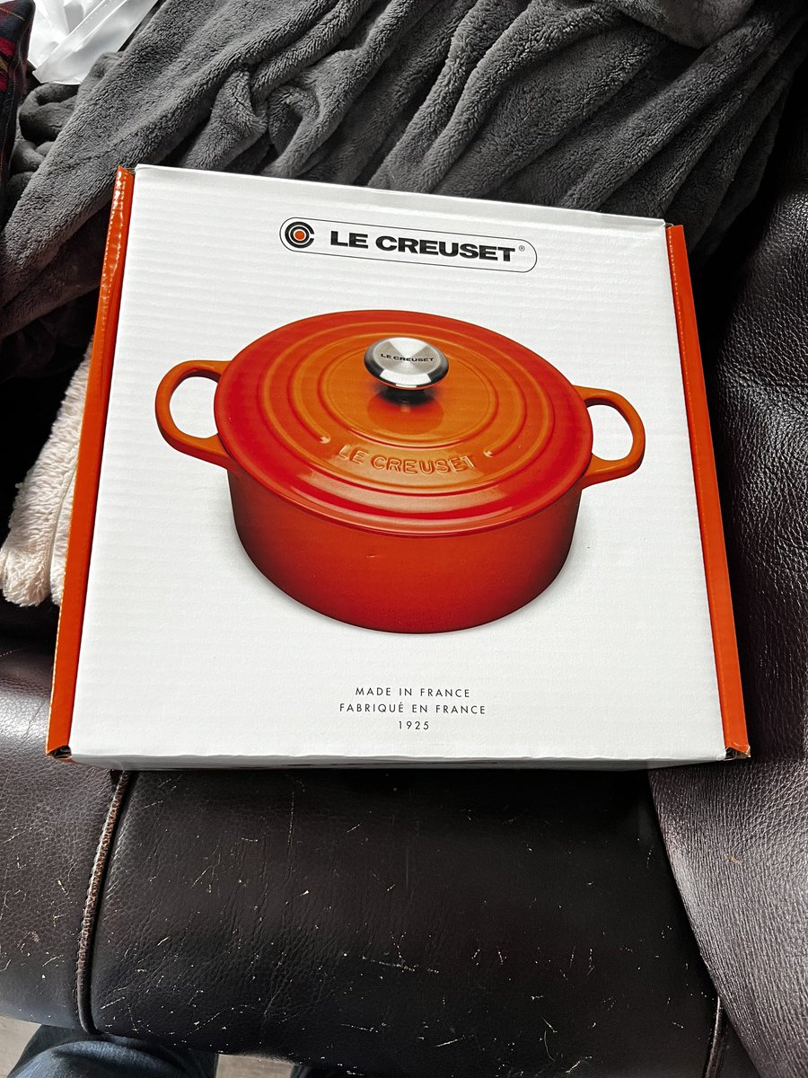 EwdatsGROSS's tweet photo. Guess who found a le crueset dutch oven for $5 and then asked for a new handle from customer service and was sent a brand new one https://t.co/YRTwZWXVPQ