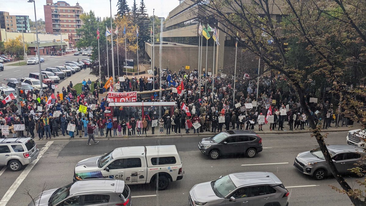 junonewscom's tweet photo. More footage from the Calgary #1MillionMarch4Chidren. The protesters are outnumbering the counter-protesters. https://t.co/ctCZht48L3