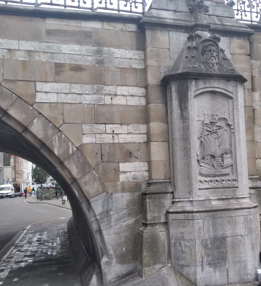 ProjetMOB's tweet photo. Découverte de la ville de Gand : une ville de commerce avec de nombreux bâtiments qui le rappelle. #histoire #cointervention https://t.co/EemR8wh3WM