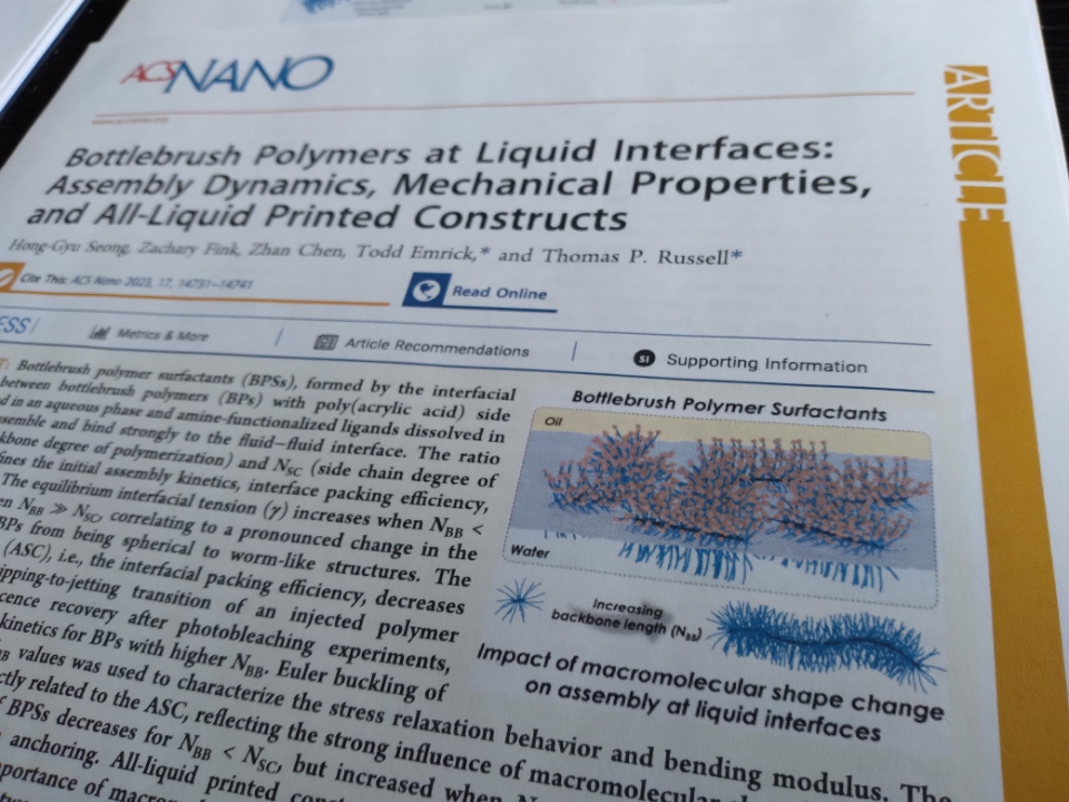 Emrickgroup's tweet image. Exciting report by @UMassPSE students Hong-Gyu, Zak &amp;amp; Zhan on bottlebrush polymers at liquid interfaces in @acsnano.....  

pubs.acs.org/doi/full/10.10…