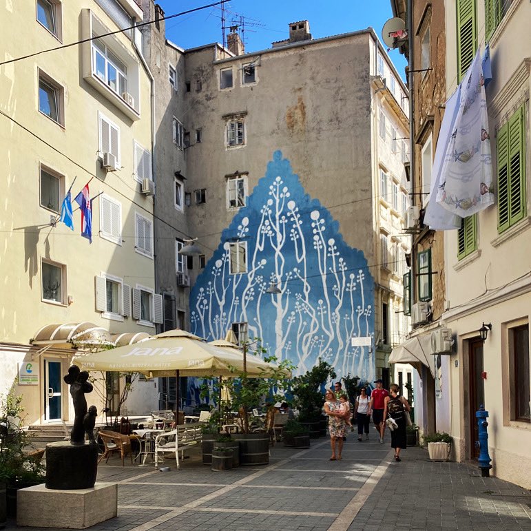 Just another colorful mural beautifying a building found in one of the old city squares of Rijeka 💙
Have you seen this one?  How many murals have you found in Rijeka?
#rijeka #rijekacity #rijekacroatia #mural #citysquare #visitrijeka 
#croatia #travel #visitcroatia  #travelagent