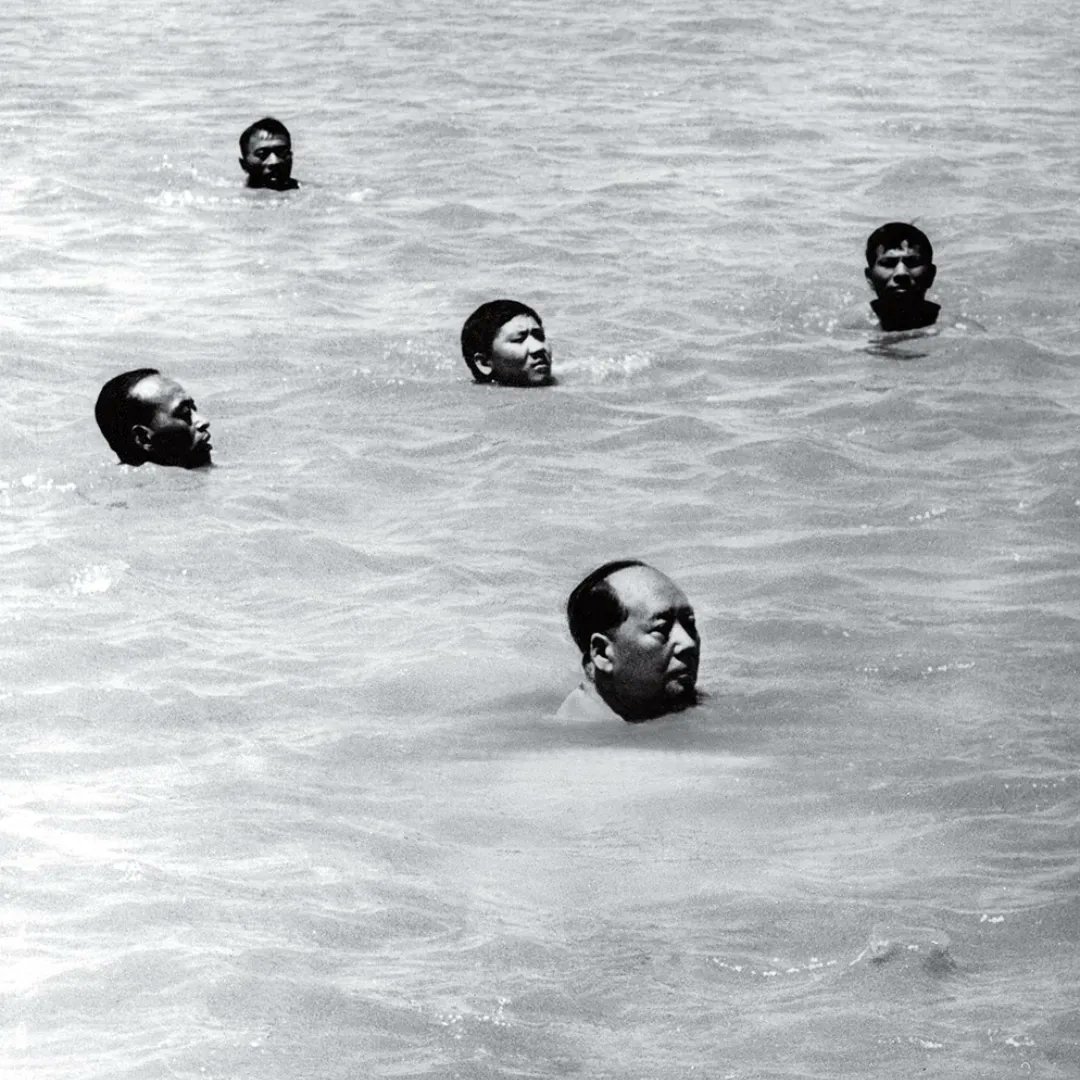 DSFAsiaOrg's tweet photo. "Mao's Swimming" by Wu Guanzhong: This photograph, taken by Chinese artist Wu Guanzhong in 1966, features a portrait of Chairman Mao Zedong swimming in the Yangtze River. It has become an iconic image of China's Cultural Revolution. #journalism #photojournalism #iconicimage https://t.co/A3XrXtlHtY