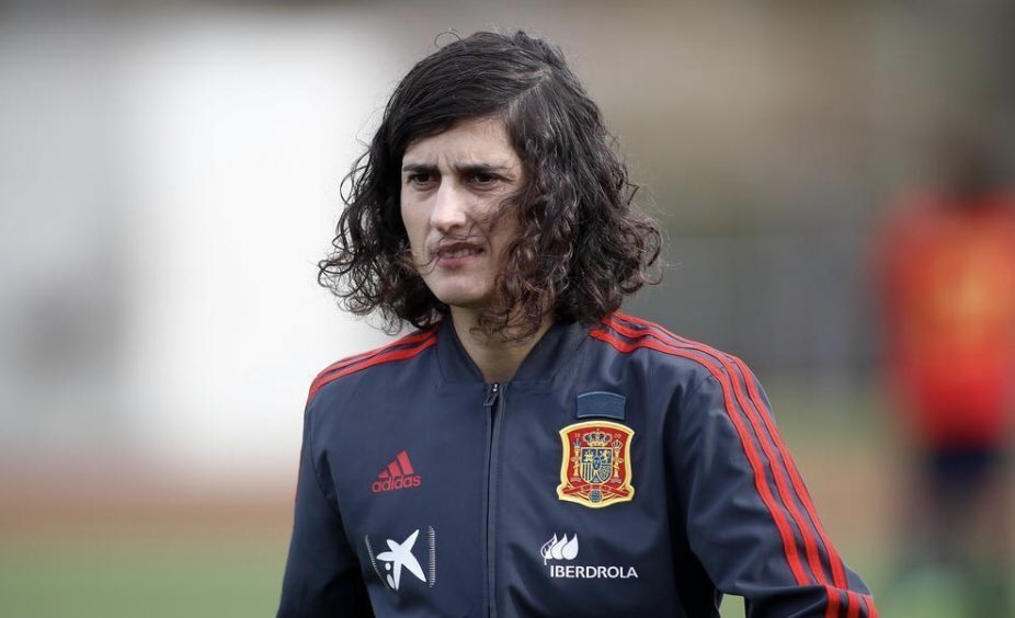 tomasfsaus's tweet photo. Algú em pot confirmar si la seleccionadora aquesta és Àlber Rivera amb perruca? https://t.co/J1hRbEBG3d