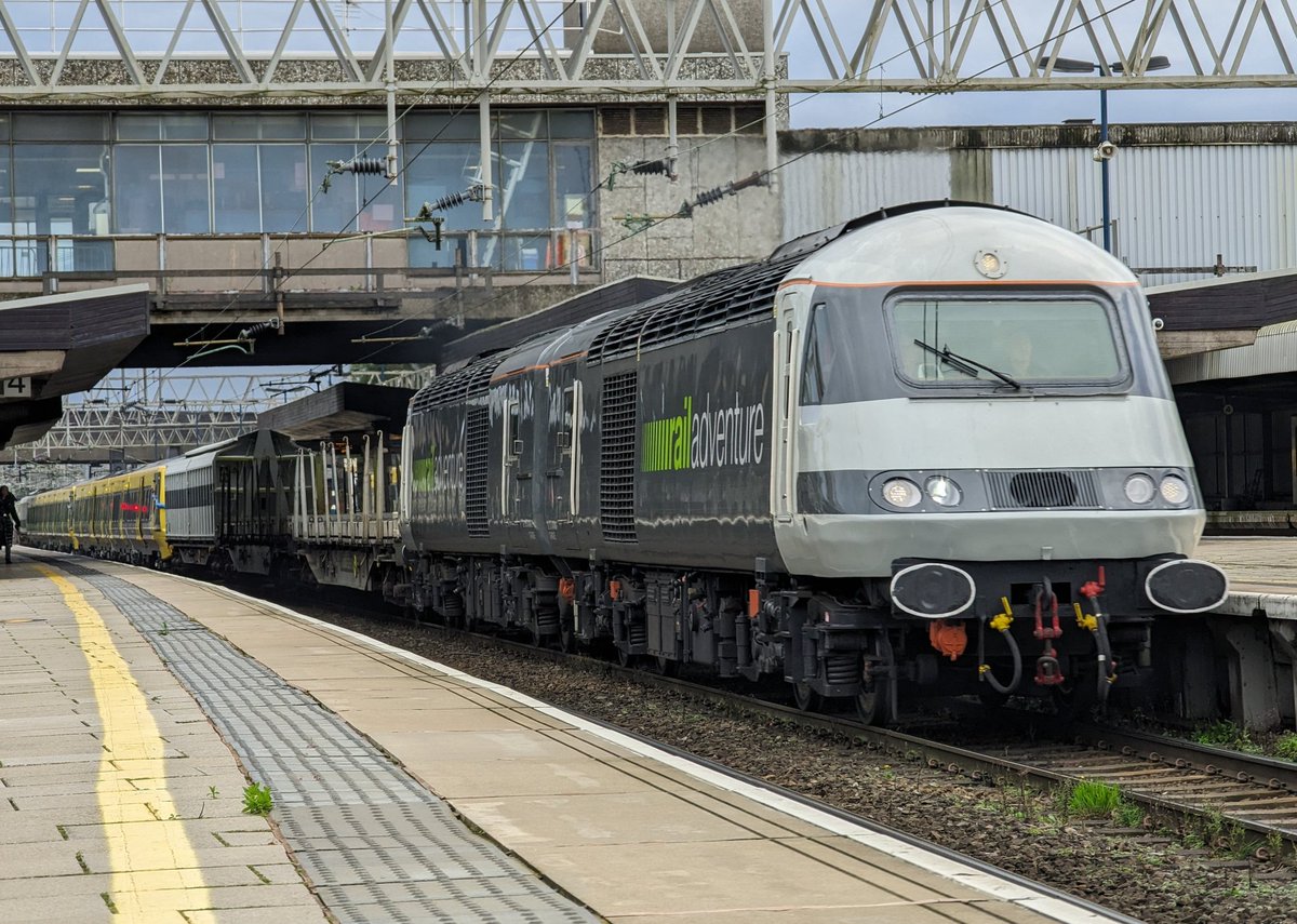 DownOnTheStour's tweet photo. It's a mega consist 🤯

Four Rail Adventure PCs take 777020, 777026 &amp; Battery power 777152 to Walton Sidings in Warrington 📸 

Also seen was 720612 &amp; 720603 on a test run to Crewe 👏

#DOTS #RailwayPhotography #railwaytwitter #class43 #railadventure #class777 #class720 https://t.co/dzCDBlK2nb