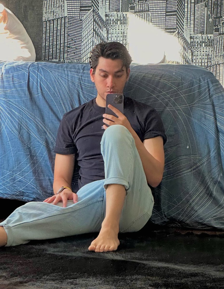 AlexDiamond2023's tweet photo. No socks day https://t.co/lcm5zubvbl
