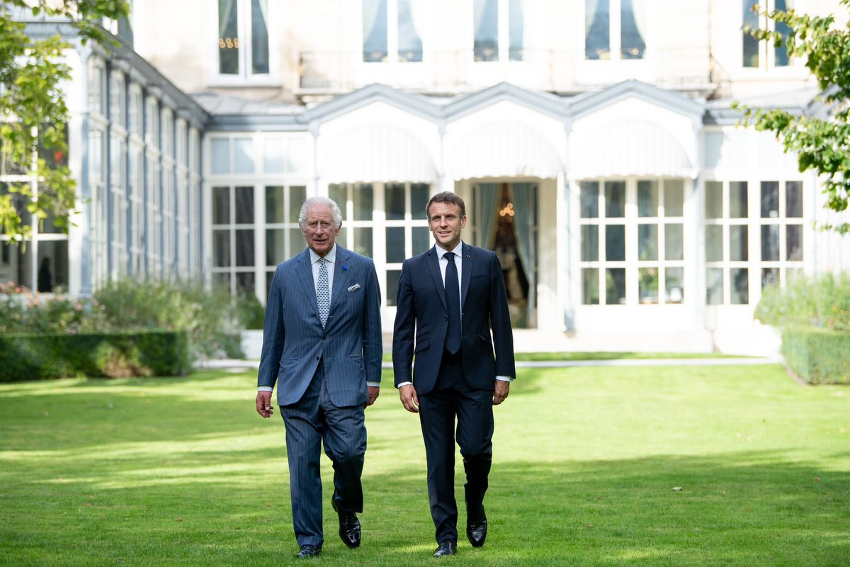 UKinFrance's tweet photo. 🌳 Une tradition de la famille royale, le Roi Charles a planté un arbre offert par le Président @EmmanuelMacron 🇫🇷 au jardin de l’ambassade du Royaume-Uni 🇬🇧

#VisiteRoyale #RoyalVisitFrance https://t.co/bHjXsvuttF