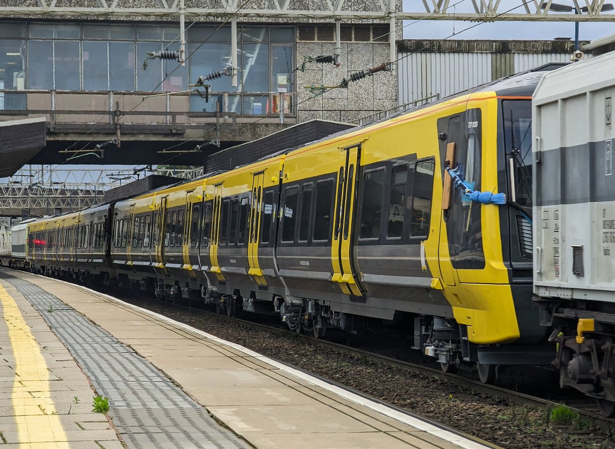DownOnTheStour's tweet photo. It's a mega consist 🤯

Four Rail Adventure PCs take 777020, 777026 &amp; Battery power 777152 to Walton Sidings in Warrington 📸 

Also seen was 720612 &amp; 720603 on a test run to Crewe 👏

#DOTS #RailwayPhotography #railwaytwitter #class43 #railadventure #class777 #class720 https://t.co/dzCDBlK2nb