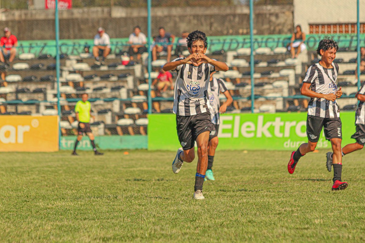 pilcomayo_fbc's tweet photo. FECHA 18

SUB 16
Imágenes del encuentro ante Atlético Juventud. El encuentro culminó con el marcador 5-1.

PILCOMAYO 5-1 ATL. JUVENTUD

Goles
Bruno Rojas x2
Luis Guerrero 
Juan Fernández 
AUTOGOL
¡VAMOS PILCO!
¡SOMOS PILCO!

#somospilco #pilcomayo #clubpilcomayo #formativa #sub16 https://t.co/1ixMsiS35s