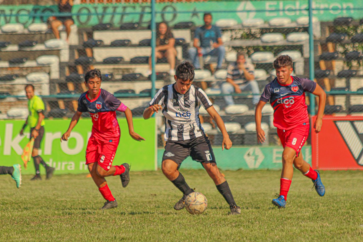 pilcomayo_fbc's tweet photo. FECHA 18

SUB 16
Imágenes del encuentro ante Atlético Juventud. El encuentro culminó con el marcador 5-1.

PILCOMAYO 5-1 ATL. JUVENTUD

Goles
Bruno Rojas x2
Luis Guerrero 
Juan Fernández 
AUTOGOL
¡VAMOS PILCO!
¡SOMOS PILCO!

#somospilco #pilcomayo #clubpilcomayo #formativa #sub16 https://t.co/1ixMsiS35s