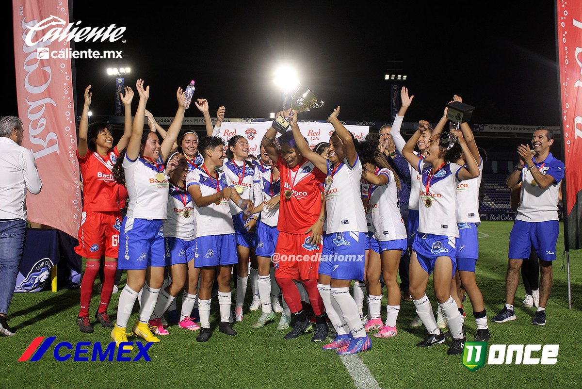 oncediariomx's tweet photo. CRECE LA FEMENIL 🏆

📌 Las @ToritasCelayaCD golearon 5-0 a @MinerosFc Femenil  y se coronó en la #CopaRedCola. Las de Guanajuato ganaron 9-2 en el marcador global. #LigaExpansionMX 

📸: @PauGtz03 https://t.co/JScQSsEewg