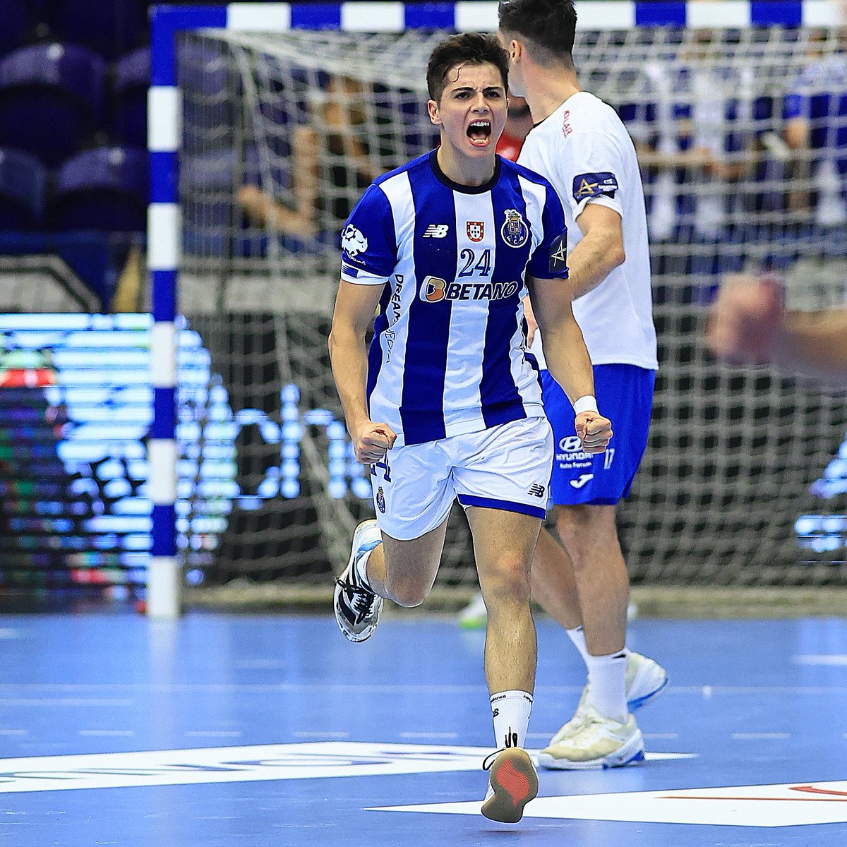 𝐎𝐧𝐞-𝐓𝐨-𝐖𝐚𝐭𝐜𝐡 tonight👀 Keep both eyes on Antonio Martínez 🐉 

🪪 20 y.o.
🇪🇸 <a href="/RFEBalonmano/">RFEBalonmano</a> 
🤾‍♂️ Right Wing
🔵 <a href="/FCPorto/">FC Porto</a> 

#ehfcl #clm #Daretorise