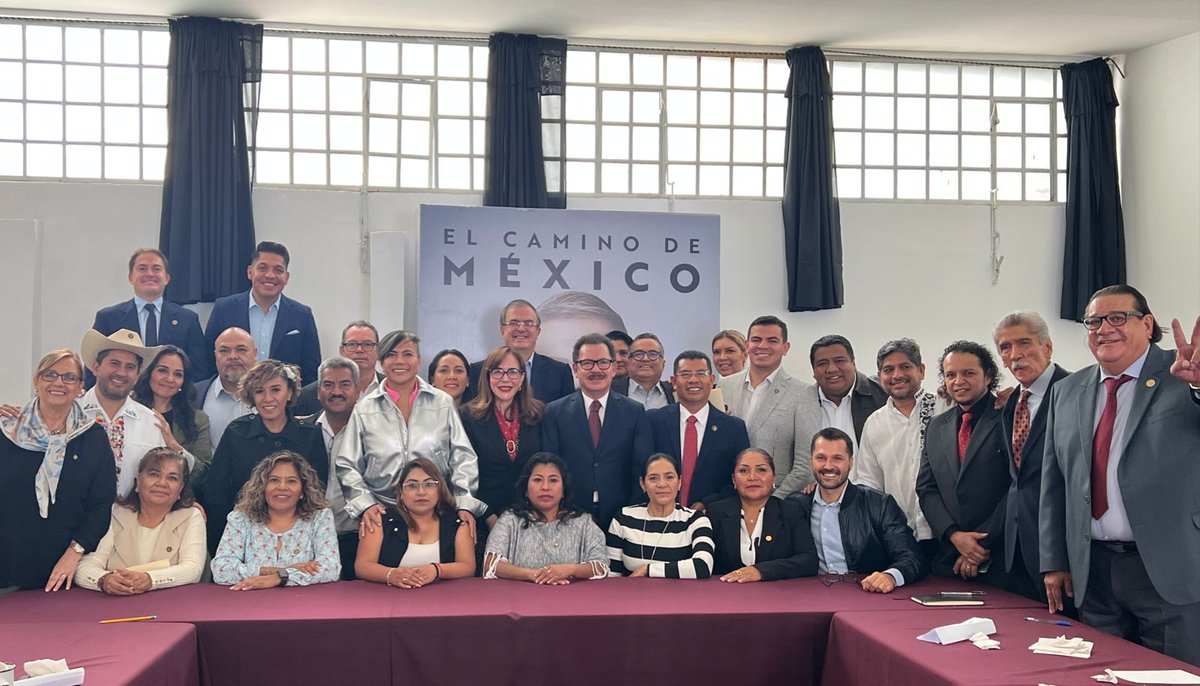 politicomx's tweet photo. Diputados afines a @m_ebrard se reúnen con @NachoMierV 

El excanciller y diputados que le han expresado su respaldo sostuvieron un encuentro con el coordinador de diputados de Morena; previamente, al rededor de 50 legisladores acordaron crear el 'Bloque Marcelista'. https://t.co/WazYLn6HMT