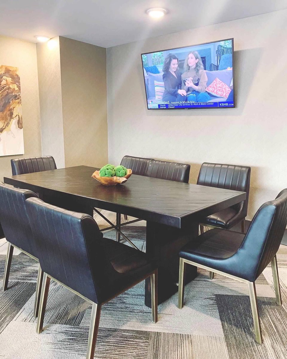 PromontoryKC's tweet image. Looking for a change of scenery? Our conference room is the perfect space for your at home meetings, job interviews, or a quiet place to study. 
#luxuryliving #kcapartments #overlandpark #onebedroomapartment #twobedroomapartment #conferenceroom #promontoryapartments #nowleasing