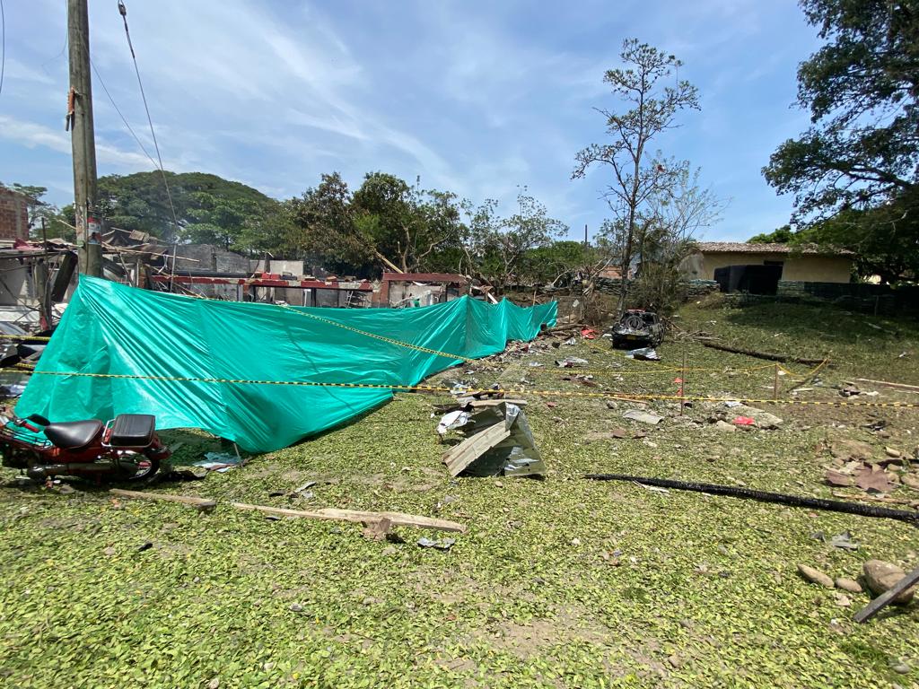 📌Este es el panorama en el corregimiento de Timba, Cauca, luego de que un carro bomba fuera detonado en el sector. Esa acción dejo dos fallecidos. ▶ Lee más: elpais.com.co/colombia/urgen…

📷Anderson Zapata / El País