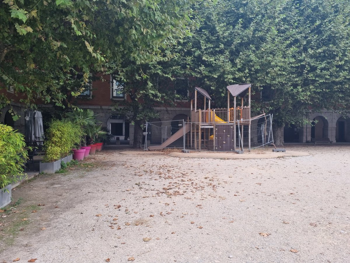 Un bel exemple de bureaucratie à la française :

1. Un jeu pour enfants pas aux normes

2. <a href="/VilledeChambery/">Ville de Chambéry</a> qui veut rénover

3. L'ABF qui bloque

Au final, on a ET des enfants qui ne peuvent pas jouer ET un truc moche depuis 2 ans.

Vite, une <a href="/Nouv_Energie/">Nouvelle Énergie</a> avec <a href="/davidlisnard/">David Lisnard</a>