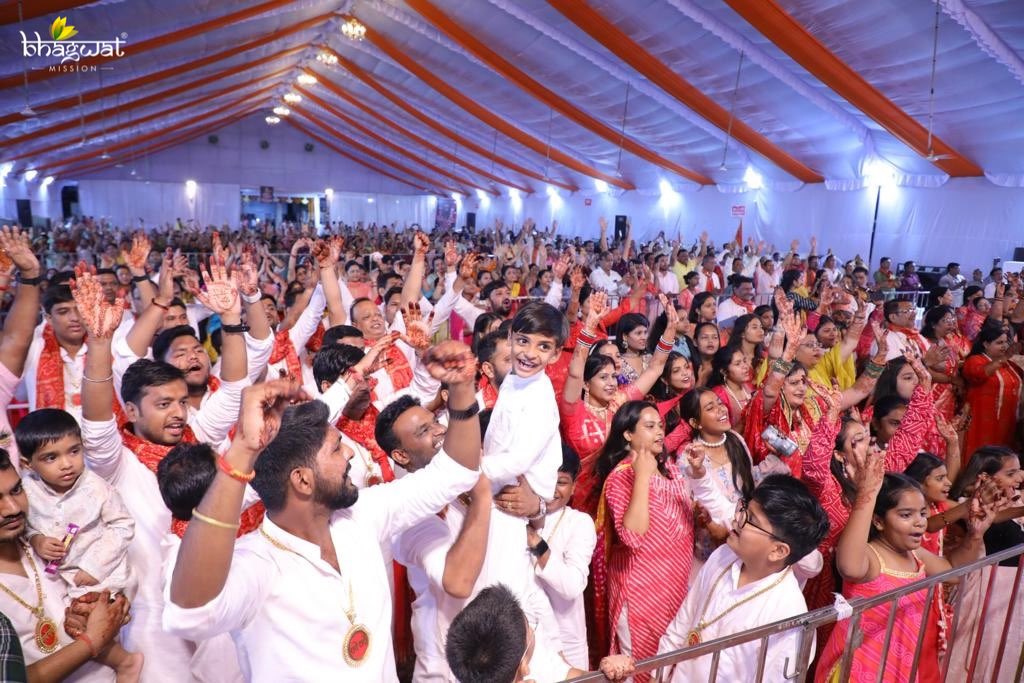 bhagwatmission's tweet photo. पूज्य गुरुदेव के पावन सानिध्य में श्रीमद् भागवत कथा का प्रारंभ आज से सूरजपुर, छत्तीसगढ़ में हुआ।

-Team BM https://t.co/dgVDg7XG8i