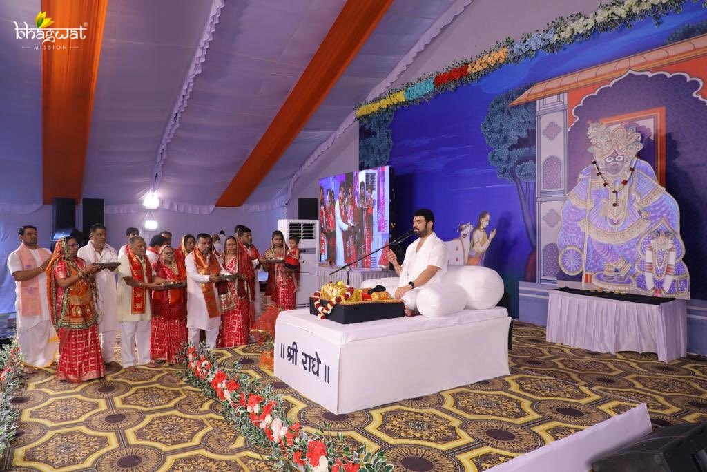 bhagwatmission's tweet photo. पूज्य गुरुदेव के पावन सानिध्य में श्रीमद् भागवत कथा का प्रारंभ आज से सूरजपुर, छत्तीसगढ़ में हुआ।

-Team BM https://t.co/dgVDg7XG8i