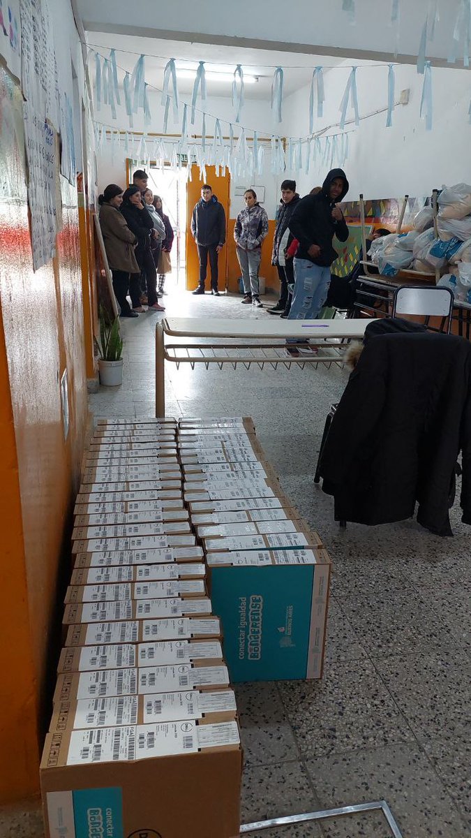 DTeR04's tweet photo. Seguimos el día de hoy entregando netbooks a estudiantes de 5to año en el distrito de #FlorecioVarela #ConectarIgualdadBonaerense

En la EES N° 25 comenzando con la entrega de 41 netbooks.

@AlbertoSileoni @ClaudiaBracchi1 @DTE_BA @salbarracin https://t.co/M3R9wJBFmS